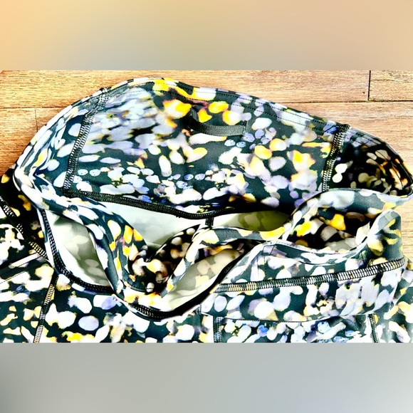 Lululemon Athletica - Picture 11 of 16